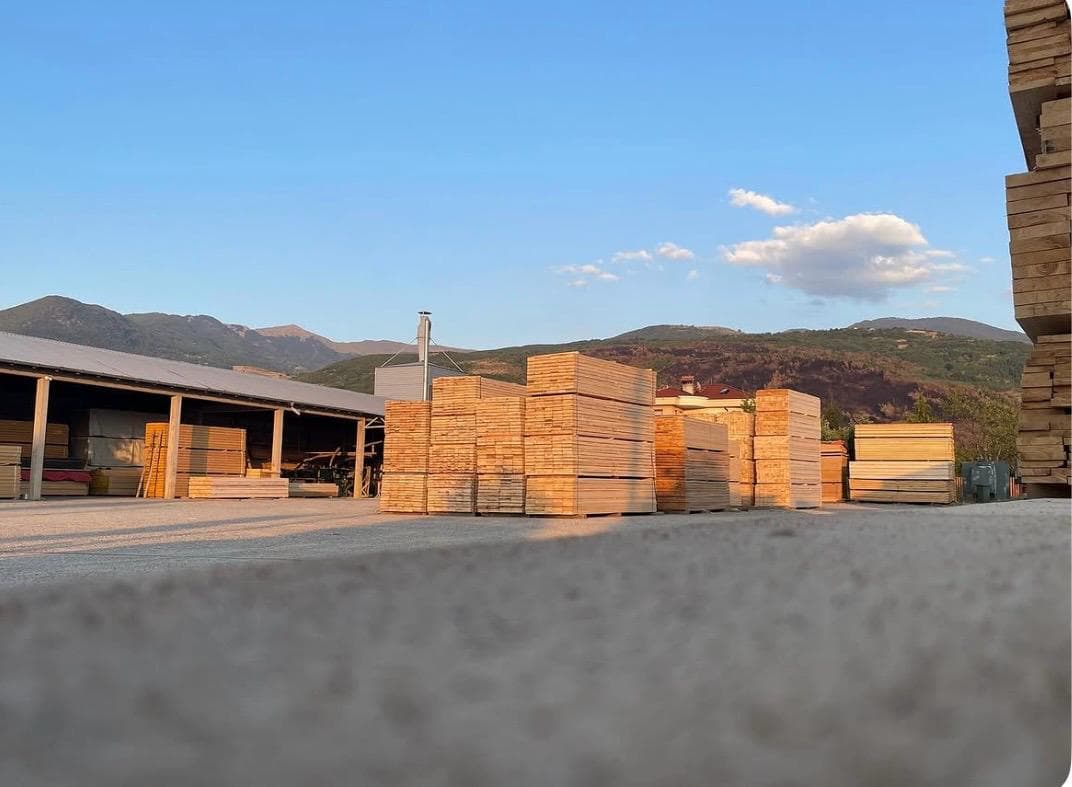 Kamioni dhe forklifti i Gurishtës në stok