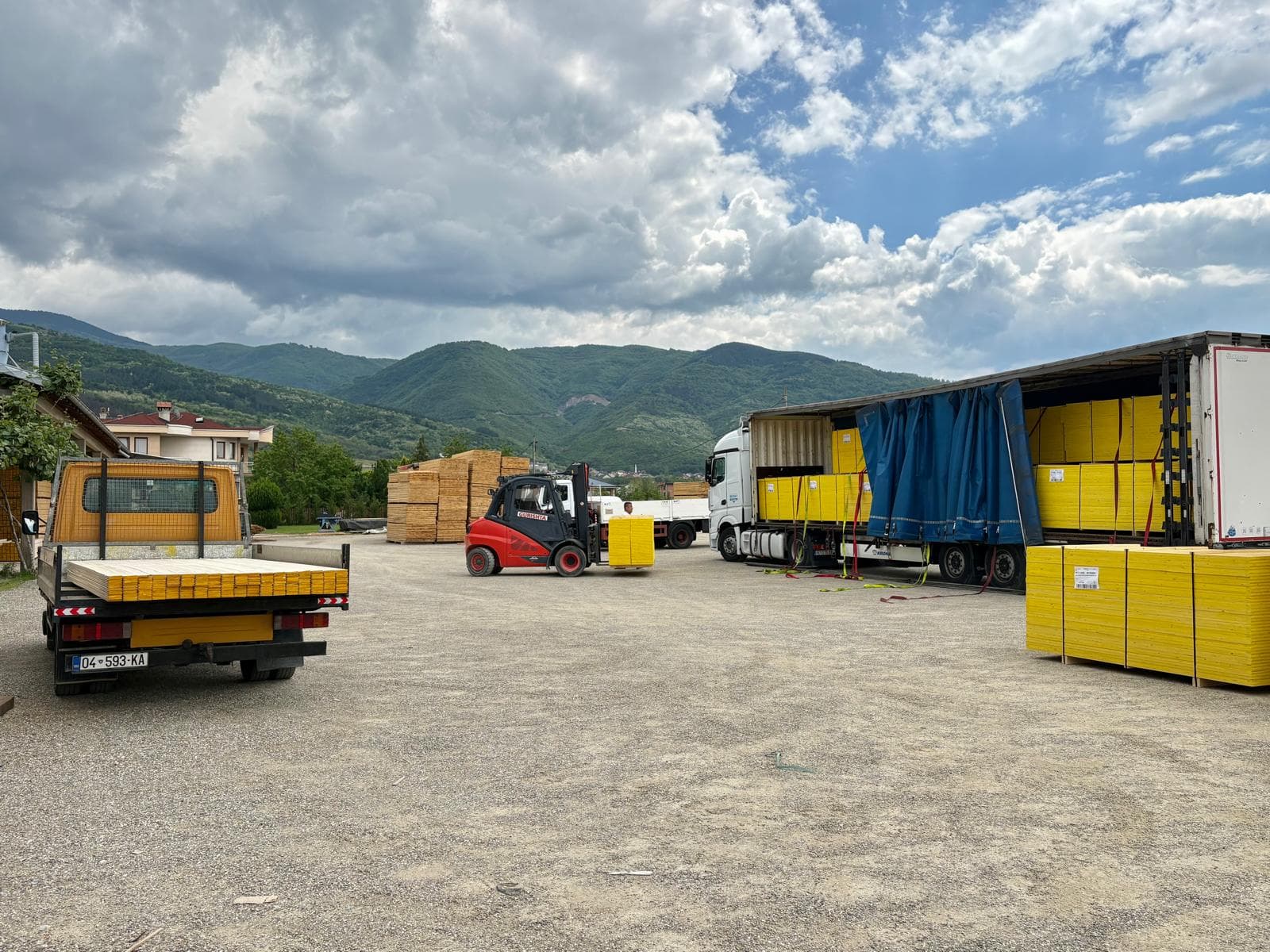 Ngarkim i drurit të trajtuar në kamion